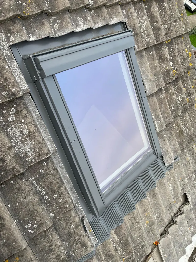 Velux-raam tijdens de plaatsing
